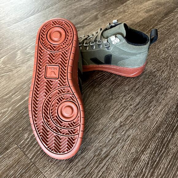 NWOT Veja Roraima Green Suede Hiking Sneakers Black V Logo Red Gum Sole Size 5 - Picture 7 of 15